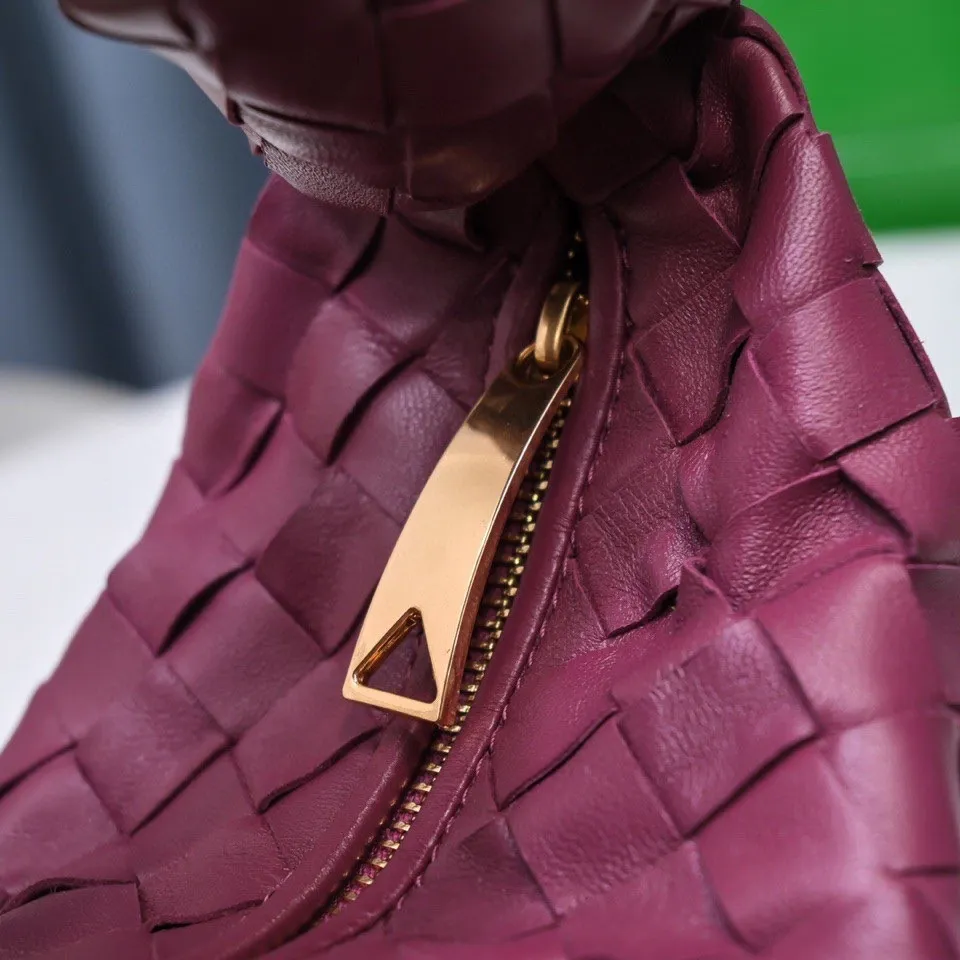 Batch 1120 BV Bottega Veneta's new early spring women's MINI JODIE handbag BV bag 🔥The new method is based on the original rounded corners, knotted with classic woven leather round hobo bag, The most iconic triangular pull-out design, using sheepskin draped soft shape, is super suitable for concave shapes~ Jodie feels really gentle to people, and is definitely the best item for daily matching. It has the same weave, new elements and twists, is compact and versatile, and is the new favorite of street style Internet celebrities! Dimensions: 23x28x8 Model: 6699-1